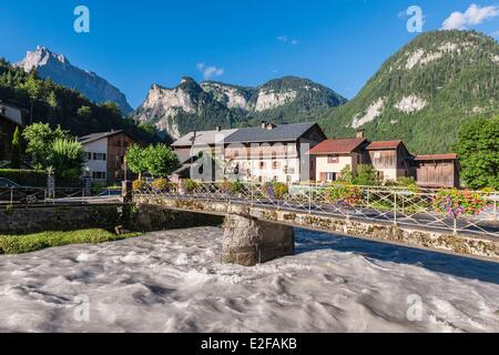 Francia, Haute-Savoie, Giffre valley, Sixt Fer a cheval denominata Plus Beaux Villages de France, ponte sopra il fiume Giffre Foto Stock