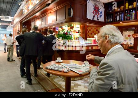 Francia, Rhone, Lione, Cours Lafayette, les Halles Paul Bocuse (Paul Bocuse mercato coperto), resto Halle Chez Yannis Foto Stock