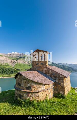 Francia, Savoie, massiccio del Beaufortain, lago di Roselend e cappella Foto Stock