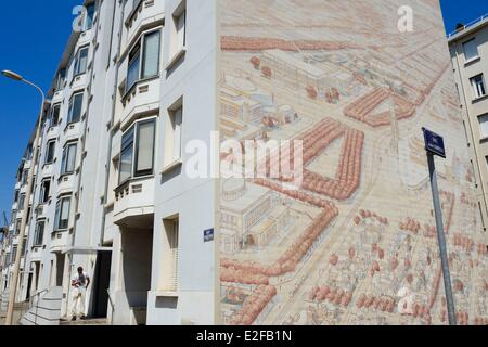 Francia Rodano Lione il Musée Urbain Tony Garnier nel popolare quartiere degli Etats-Unis (Stati Uniti) murales progettato Foto Stock