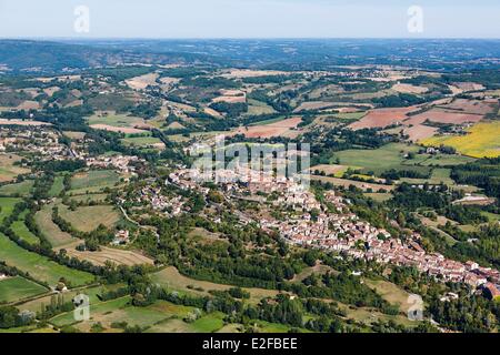 Francia, Tarn, Cordes sur Ciel, il borgo arroccato sul Puech de Mordagne (vista aerea) Foto Stock