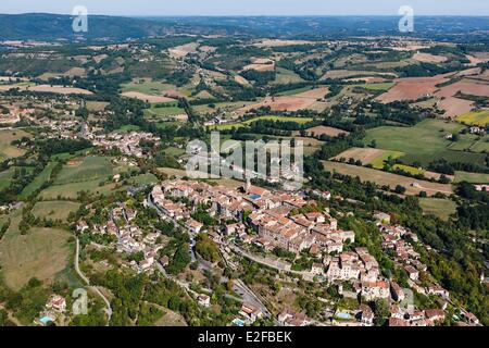 Francia, Tarn, Cordes sur Ciel, il borgo arroccato sul Puech de Mordagne e la circostante campagna (vista aerea) Foto Stock