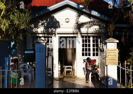 Francia, isola di Reunion (dipartimento francese d' oltremare), Entre Deux, facciata e il tetto di una casa tipica creolo deliberando la chirurgia Foto Stock