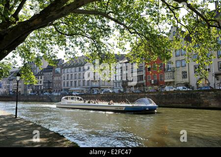 Francia, Alsazia, Bas Rhin, Strasburgo, le sponde del fiume Ill, Quai des Bateliers Foto Stock