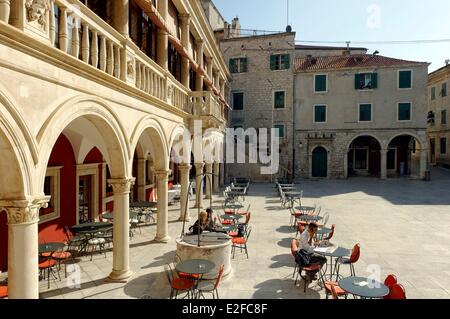 Croazia, Dalmazia, costa dalmata di Sibenik, vecchio municipio nella città vecchia Foto Stock