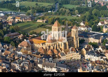 Francia, Calvados, Saint Pierre sur Dives, chiesa abbaziale datato xi al XVII secolo (vista aerea) Foto Stock