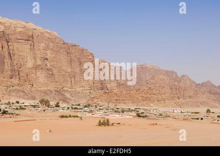 Giordania, Governatorato di Aqaba, Rum, Wadi Rum elencati come patrimonio mondiale dall' UNESCO, panoramica del villaggio di Rum Foto Stock