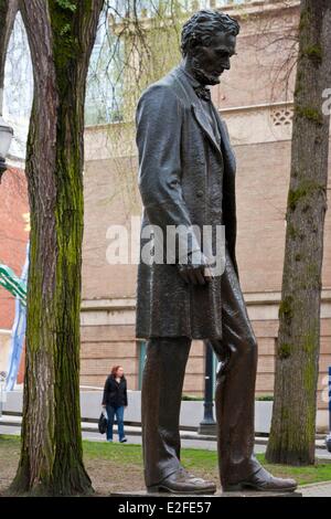 Stati Uniti Portland Oregon blocchi di stazionamento statua in bronzo del presidente Abraham Lincoln per artista George Fite acque e Foto Stock