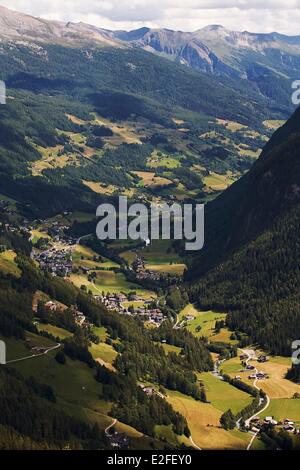 Austria, Carinzia, Parco Nazionale degli Hohe Tauern, Grossglockner Strada alpina, vista dall'alto di Heiligenblut village Foto Stock