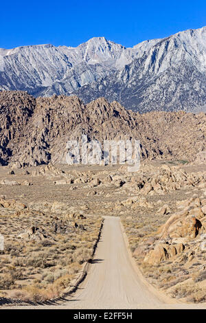 Gli Stati Uniti, California, Inyo National Forest, Sierra Nevada, strada sterrata in Alabama sulle colline vicino a Lone Pine Foto Stock