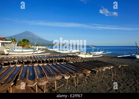 Indonesia, Bali, East Coast, Amed, produzione di sale, Monte Agung in background Foto Stock