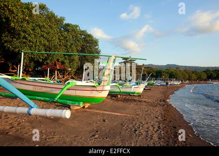 Indonesia, Bali, Lovina Beach, tradizionali barche da pesca Foto Stock