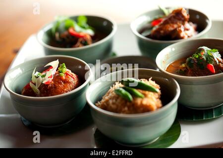 Indonesia Bali Ubud hotel ristorante Amandari Amandari nasi padang a partire sulla piastra a fondo in senso orario torte di patate Foto Stock