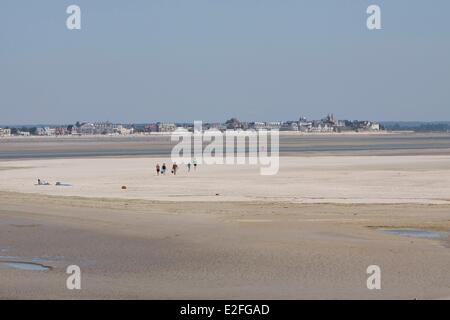 Francia, Somme, Baie de Somme, sulla baia con la bassa marea e il villaggio di Le Crotoy piastra posteriore Foto Stock