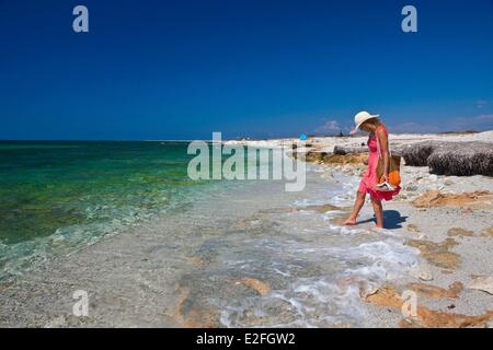 L'Italia, Sardegna, Provincia di Oristano, la penisola del Sinis, spiaggia di sabbia bianca di Is Arutas, donna sulla spiaggia Foto Stock