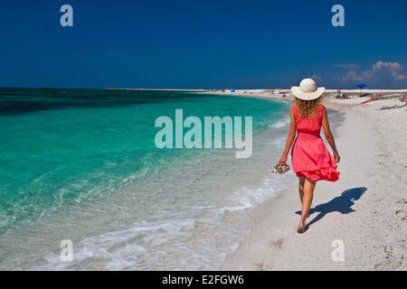 L'Italia, Sardegna, Provincia di Oristano, la penisola del Sinis, spiaggia di sabbia bianca di Is Arutas, donna sulla spiaggia Foto Stock