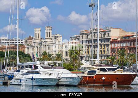 L'Italia, Sardegna, Cagliari provincia di Cagliari, il porto e il Palazzo Civico Foto Stock