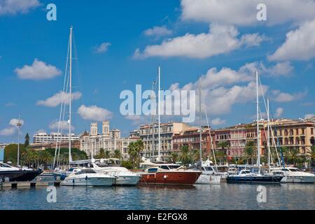 L'Italia, Sardegna, Cagliari provincia di Cagliari, il porto e il Palazzo Civico Foto Stock