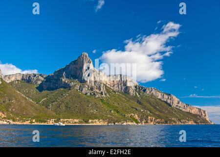 Italia Sardegna Ogliastra Baunei provincia, 128 metri di calcare Pedra Longa sulla costa di Santa Maria Navarrese Foto Stock