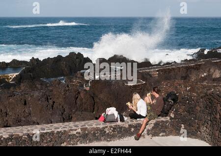 Spagna Isole Canarie Tenerife Island, a Garachico, giovane di fronte al mare Foto Stock