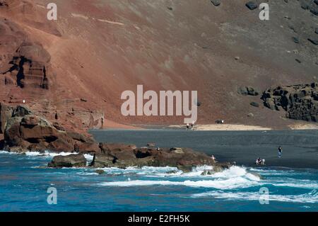 Spagna Isole Canarie Lanzarote Island, El Golfo, la spiaggia di sabbia nera Foto Stock