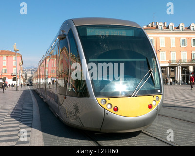 City tram su Piazza Massena, Avenue de Jean Medicin, Nice, Francia Foto Stock
