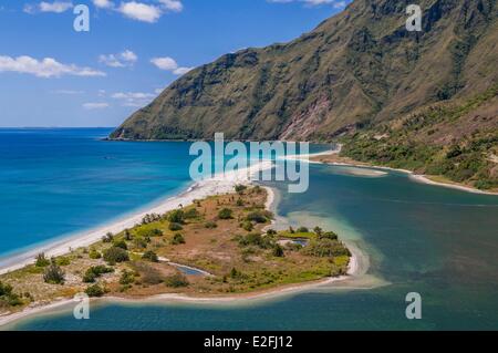 Francia, Nuova Caledonia, Grande Terre, Hienghene regione, Oualeme fiume verso il basso il monte Panie Foto Stock