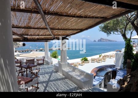 Isole Eolie o Lipari, Panarea, Hotel Cincotta terrazza e Stromboli in background Foto Stock