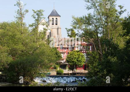 Francia, Seine et Marne, Montigny sur LOING, il fiume Loing e vista della chiesa e la facciata della Old Mill Inn Foto Stock