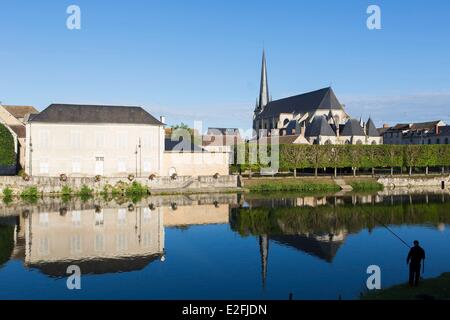 Francia, Seine et Marne, Nemours, St Jean Baptiste chiesa e il fiume Loing sul Quai du Loing Foto Stock