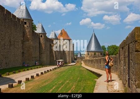 Francia Aude Carcassonne città medievale elencati come patrimonio mondiale dall' UNESCO alta lices tra le doppie pareti delle mura della città Foto Stock