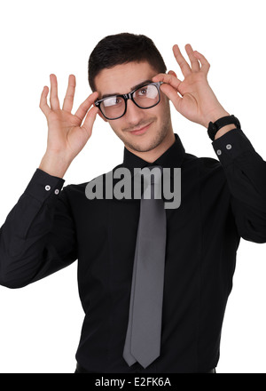 Giovane uomo di mettere gli occhiali Foto Stock