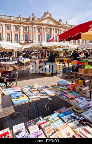 Francia, Haute Garonne, Toulouse, Place du Capitole, un giorno di mercato, il municipio Foto Stock