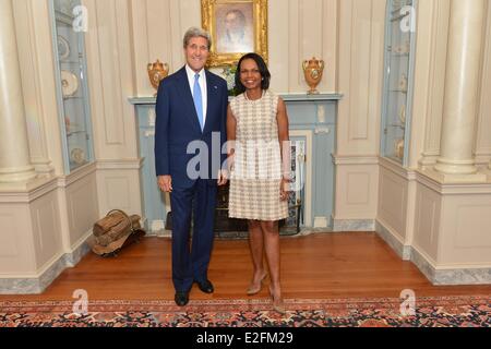 Il Segretario di Stato americano John Kerry con l ex segretario di Stato Condoleezza Rice al ritratto cerimonia di inaugurazione e di ricevimento in onore dell'ex segretario presso il Dipartimento di Stato di Giugno 18, 2014 a Washington, DC. Foto Stock