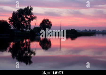 Sunset over Thurne Dyke, Norfolk Broads, East Anglia, Inghilterra Foto Stock