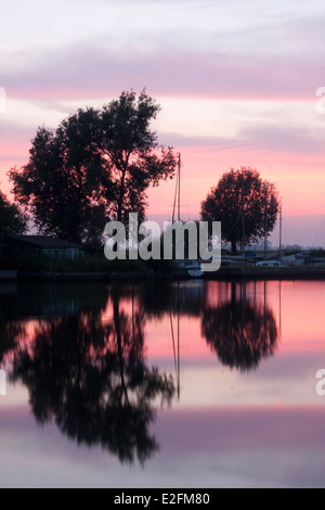 Sunset over Thurne Dyke, Norfolk Broads, East Anglia, Inghilterra Foto Stock