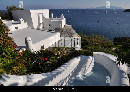 Isole Eolie o Lipari e Panarea house, Lipari in background Foto Stock