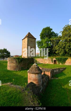 Francia Bas Rhin Wissembourg le mura della città Tour de la Poudriere xiii secolo Foto Stock