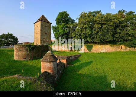 Francia Bas Rhin Wissembourg le mura della città Tour de la Poudriere xiii secolo Foto Stock