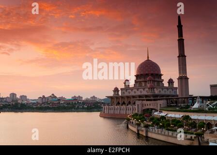 Malaysia Putrajaya Putrajaya Lago Putra moschea o Masjid Putra Foto Stock