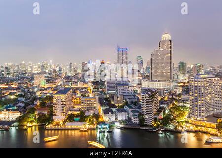Tailandia Bangkok rive del fiume Chao Phraya vista dal Peninsula Hotel in Bang Rak distretto con il Mandarin Oriental Foto Stock