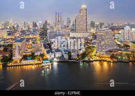 Tailandia Bangkok rive del fiume Chao Phraya vista dal Peninsula Hotel in Bang Rak distretto con Mandarin Oriental e Foto Stock