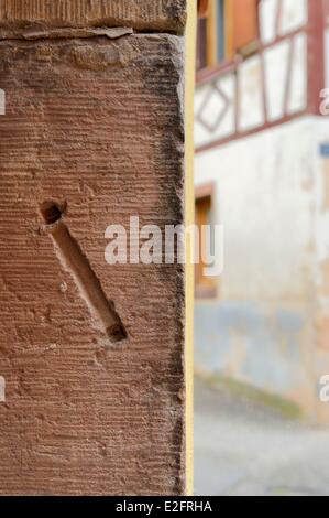 Francia Bas Rhin Westhoffen ex quartiere ebraico traccia di una mezuzà sull architrave di una casa Foto Stock