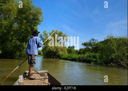 Francia Bas Rhin Ebersmunster e regione Muttersholtz la Ried barcaiolo Patrick Unterstock in un piccolo appartamento in legno barca inferiore Foto Stock