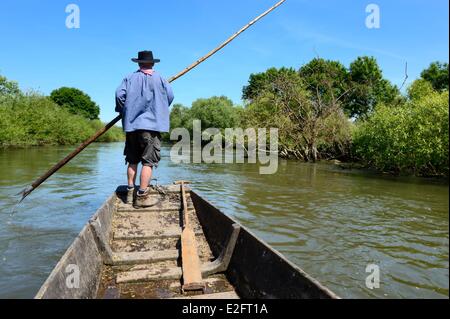 Francia Bas Rhin Ebersmunster e regione Muttersholtz la Ried barcaiolo Patrick Unterstock in un piccolo appartamento in legno barca inferiore Foto Stock