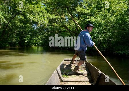 Francia Bas Rhin Ebersmunster e regione Muttersholtz la Ried barcaiolo Patrick Unterstock in un piccolo appartamento in legno barca inferiore Foto Stock