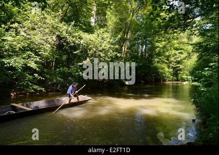 Francia Bas Rhin Ebersmunster e regione Muttersholtz la Ried barcaiolo Patrick Unterstock in un piccolo appartamento in legno barca inferiore Foto Stock