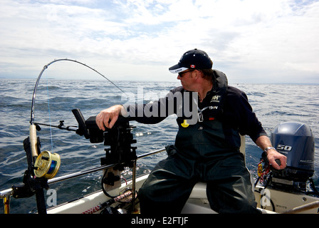 Guida di pesca guardando per pesci di scioperi sull'asta fissata per affondatori Quadra Island BC Foto Stock