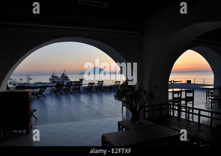 Panarea sunrise su Raya Hotel con terrazza Stromboli sullo sfondo. Isole Eolie o Lipari Messina, Sicilia, Italia, Europa Foto Stock