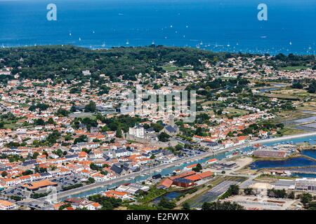 Francia Vandea Ile de Noirmoutier Noirmoutier en l'Ile la città e il porto (vista aerea) Foto Stock